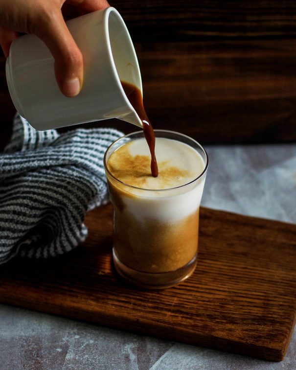 Café com leite sendo servido
