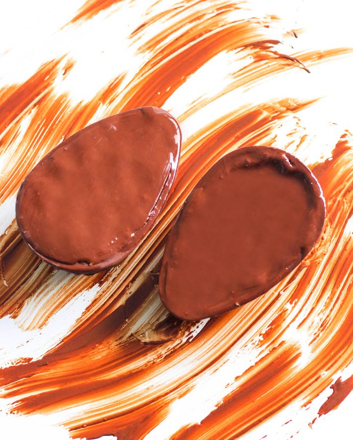Ovos de chocolate sobre pinceladas de calda
