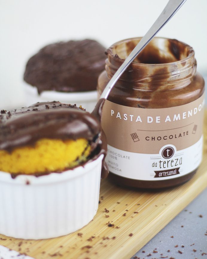 Pasta de amendoim com chocolate e bolo
