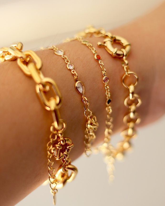 Pulseiras folheadas a ouro no pulso