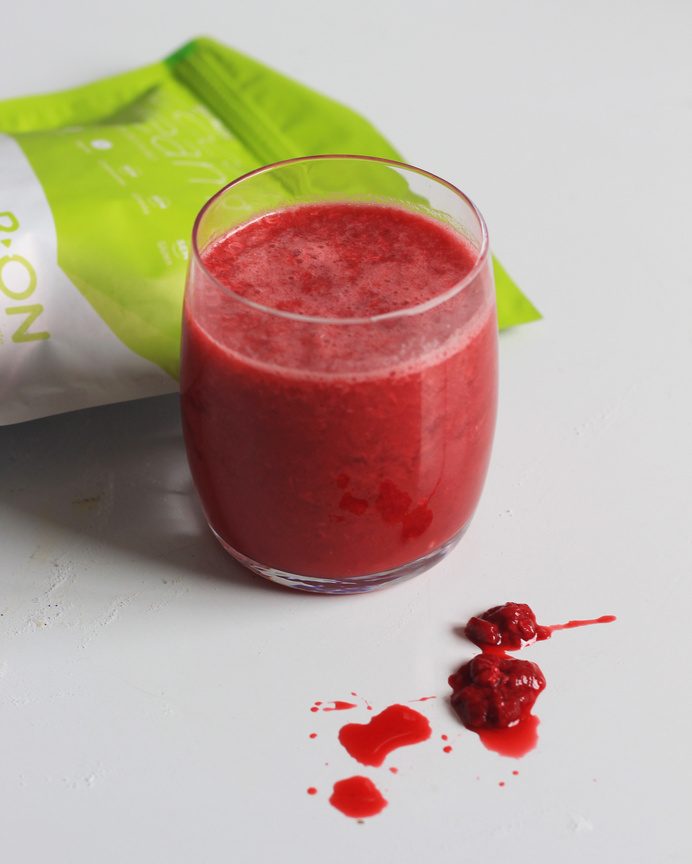 Suco vermelho com frutas